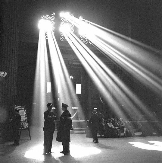 En la sala de espera de la Union Station. Chicago, Illinois (1943).