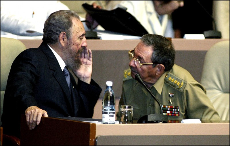 Fidel y Raúl Castro, en una imagen tomada en 2005.