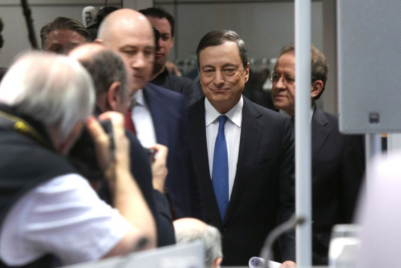  Mario Draghi llega a su conferencia de prensa y es recibido como una estrella del rock.