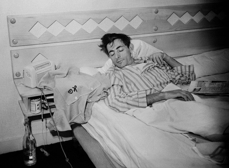 Fausto Coppi duerme la siesta al lado de su maillot amarillo, durante el Tour de Francia de 1952.