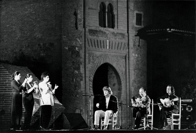 Enrique Morente acompañado a la guitarra por Juan y Pepe Habichuela en la Plaza de los Aljibes, La Alhambra, Granada, en 1994.