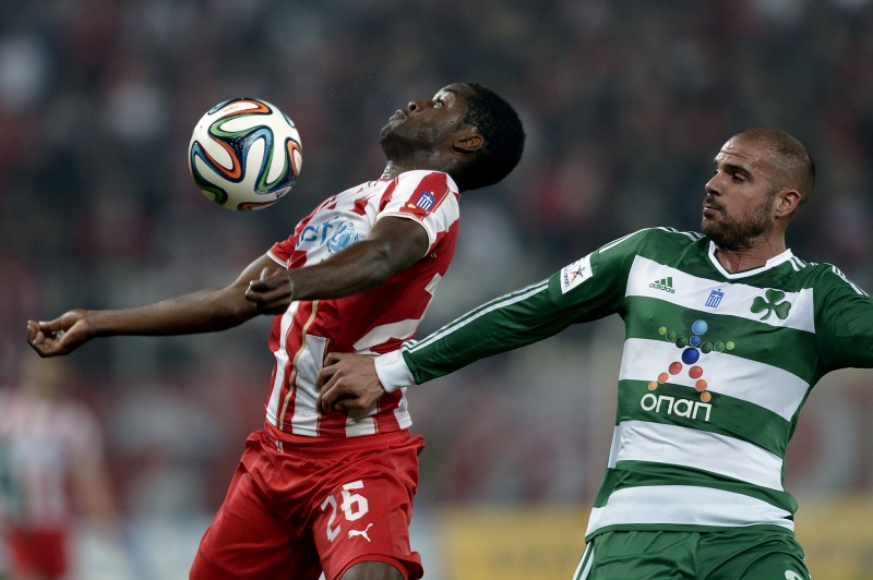  Nano (dcha), del Panathinaikos, se disputa el balón con Joel Campbell, del Olympiakos, durante un partido el pasado marzo en Atenas.