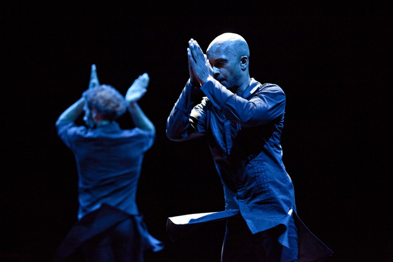 <p>Israel Galván (de espaldas) y Akram Khan en Torobaka.</p>