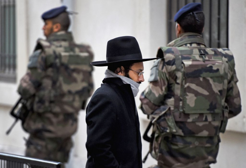 Soldados patrullan la puerta de un colegio judío en el barrio Le Marais de París.