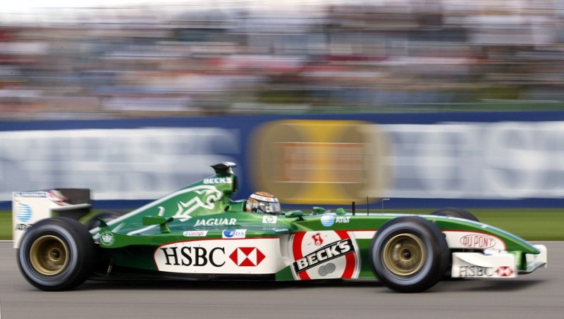 El piloto británico Eddie Irvine, del equipo Jaguar, durante un entrenamiento en el 2002 en Indianapolis. (DON EMMERT)