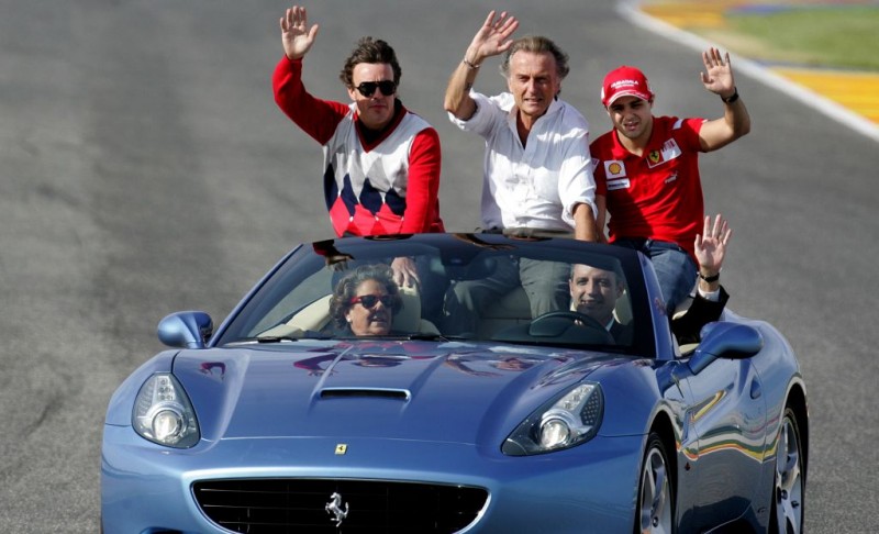 Rita Barberá junto a Francisco Camps al volante,con Fernando Alonso, Montezemolo y Massa, durante la exhibición de la escudería italiana en Cheste, Valencia, en 2009.