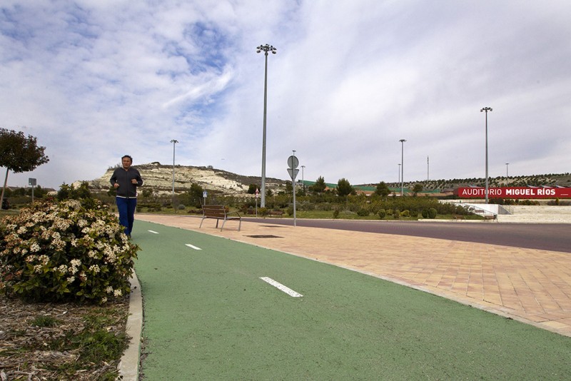 Un carril bici rodea toda la ciudad, como este tramo a la altura del recién inaugurado parque Charlie Hebdo, junto al auditorio Miguel Rios.