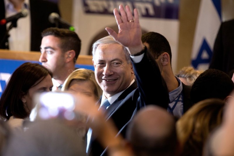 Benjamin Netanyahu saluda a sus seguidores durante un acto de su campaña el pasado febrero.