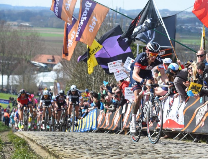 <p>El francés Sylvain Chavanel asciende la colina del Paterberg durante De Ronde, el 5 de abril de 2015. </p>