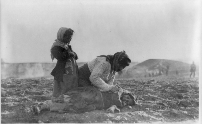 Niña armenia muerta en un campo de Alepo.