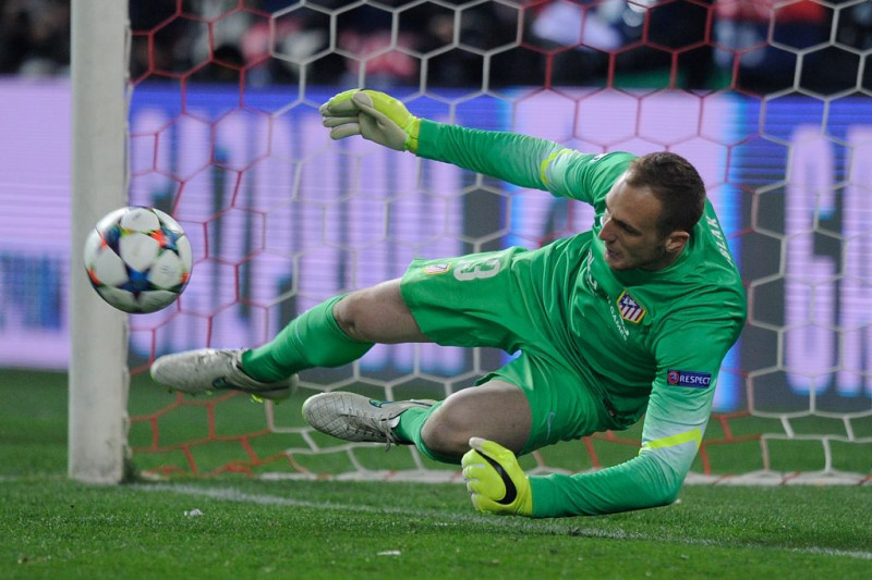 Jan Oblak para un penalti durante el partido contra el Bayer Leverkusen, el pasado 17 de marzo, en el Vicente Calderón.