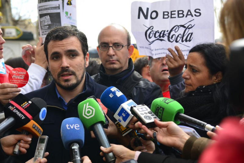 El líder de Izquierda Unida, Alberto Garzón, expresa su apoyo a los estudiantes, durante una manifestación en contra de las reformas en la educación llevadas a cabo por el gobierno.