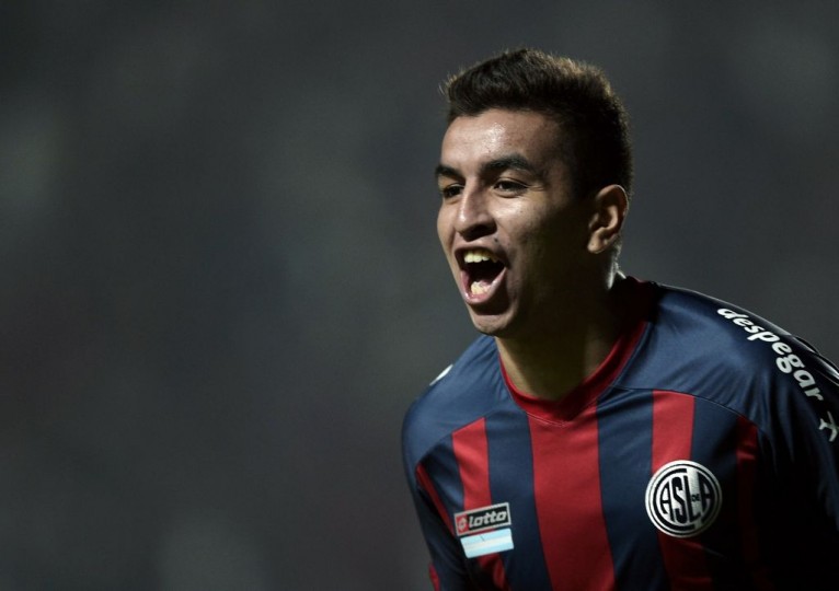 Angel Correa celebra un gol durante la Copa Libertadores en el estadio Pedro Bidegain de Buenos Aires en abril de 2014. 