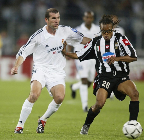 Zidane (dcha) compite por el balón con Edgar Davids (izq), del Juventus, durante un partido de la Liga de Campeones, el 14 de mayo de 2003, en el estadio Delle Alpi de Turín.