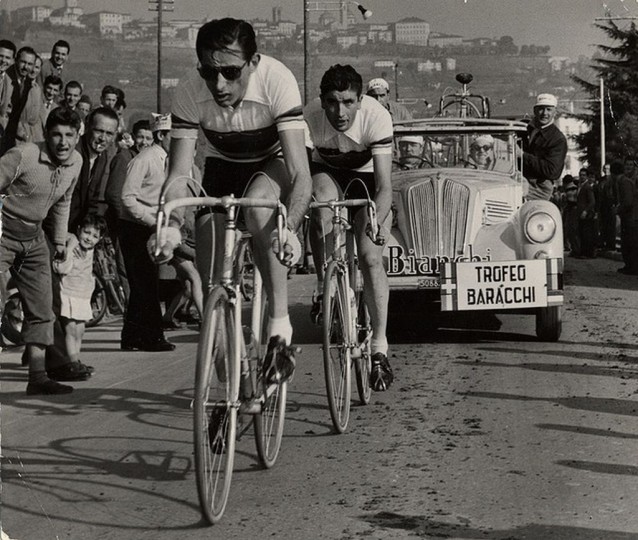 Fausto Coppi con Riccardo Filippi durante el Trofeo Baracchi el 5 de noviembre de 1953.