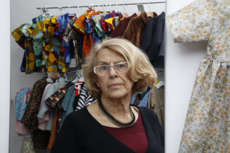 <p>Manuela Carmena, en su tienda de ropa.</p>
