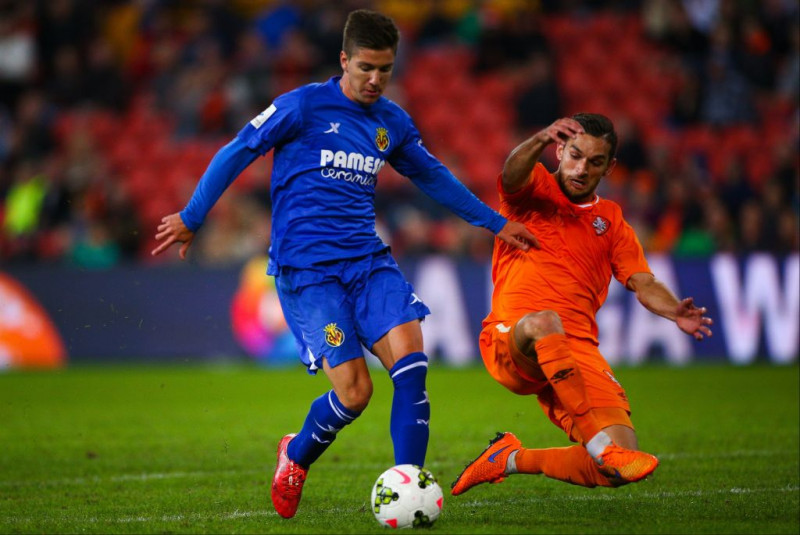 <p>Jack Hingert (dcha) del Brisbane Roar disputa el balón a Luciano Vietto (izq) del Villarreal durante un partido amistoso disputado el 3 de junio. </p>