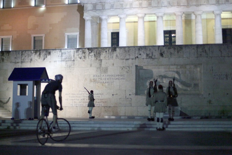 <p>El periodista de CTXT Hibai Arbide pasea en bici por Atenas, en la madrugada del 29 de junio.  </p>