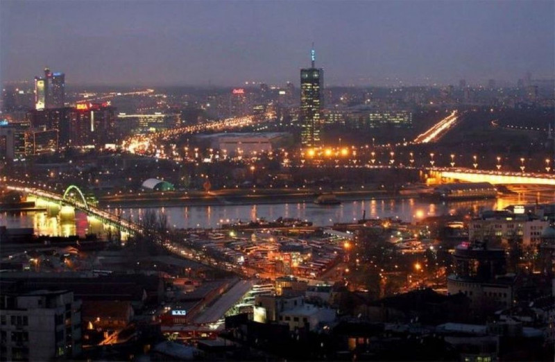<p>Panorámica nocturna de Nuevo Belgrado, uno de los municipios de la ciudad.</p>