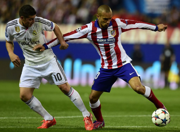 <p>João Miranda disputa el balón al colombiano James Rodríguez, durante los cuartos de final de la Liga de Campeones, frente al Real Madrid, el pasado 14 de abril de 2015.</p>