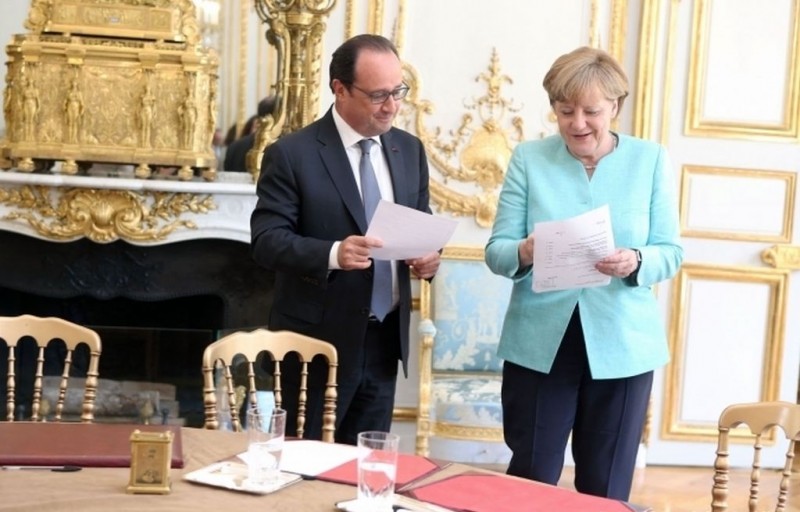 <p>El presidente François Hollande con Angela Merkel, durante su reunión en el Palacio del Elíseo el pasado 6 de julio.</p>