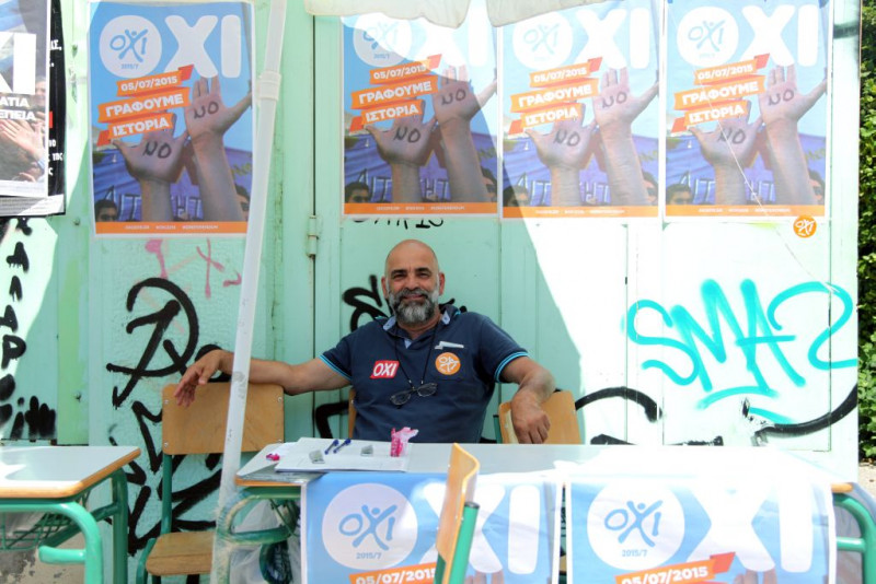 <p>Giorgos hace campaña por el No en el exterior de un colegio electoral de Peristeri, Atenas.</p>