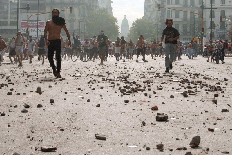 <p>Manifestantes en contra de las medidas anunciadas por el gobierno de Fernando de la Rua, el 20 de diciembre de 2001 en Buenos Aires.</p>