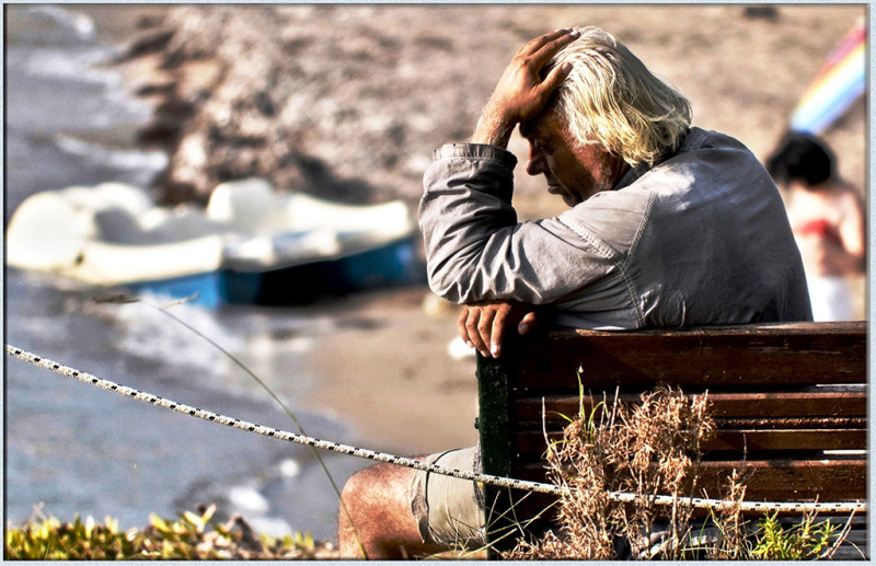 <p>Indigente griego en una playa.</p>