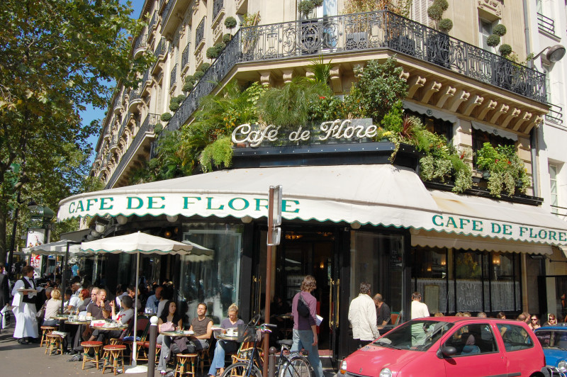 <p>Fachada del café de Flore, en París.</p>
<p> </p>