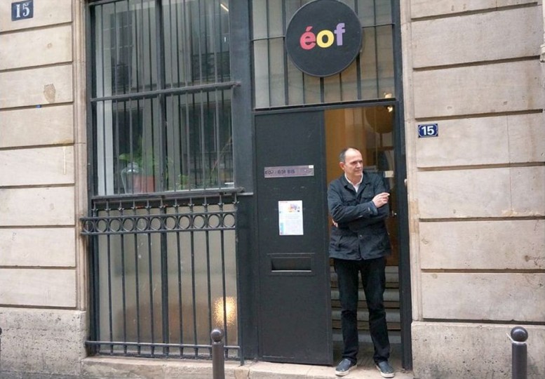 <p>El escritor Kiko Herrero en la puerta de la galería EOF.</p>