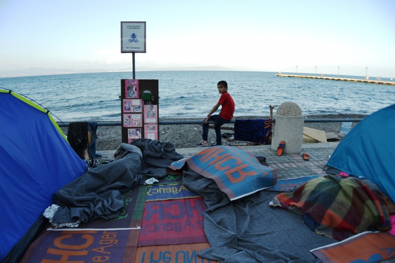 <p>Campamento improvisado de refugiados en el paseo marítimo de Kos.</p>