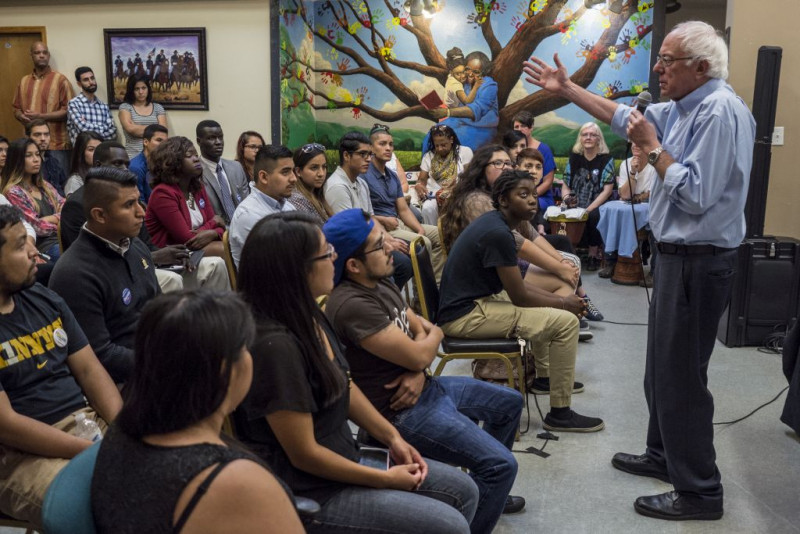 <p>Bernie Sanders durante un acto de campaña en King Irving Park, Iowa.</p>