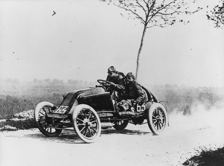 <p>Marcel Renault compitiendo en la prueba París- Madrid de 1903</p>