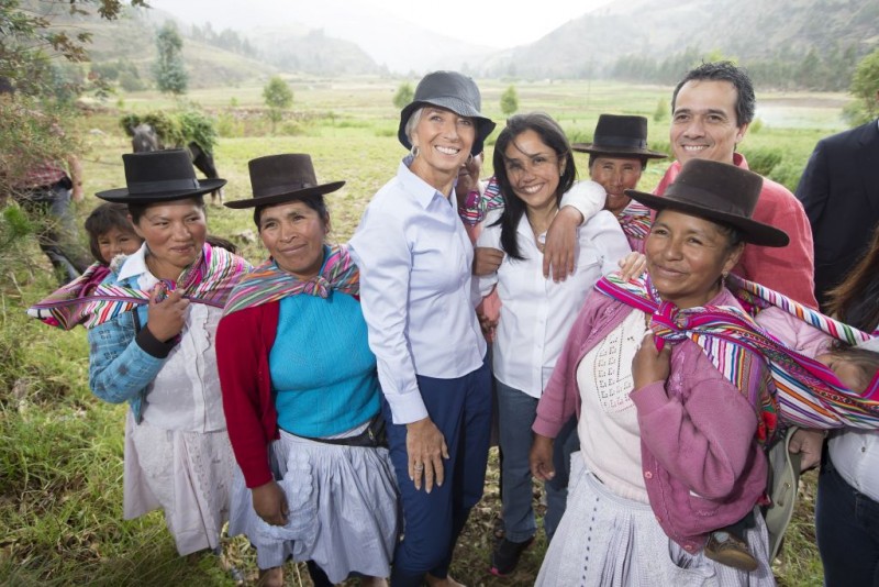 <p>Christine Lagarde posa con Nadine Heredia, primera dama peruana, y el ministro de economía y finanzas de Perú, Alonso Segura Vasi, junto a varias mujeres de Ayacucho. 3 de diciembre de 2014. </p>