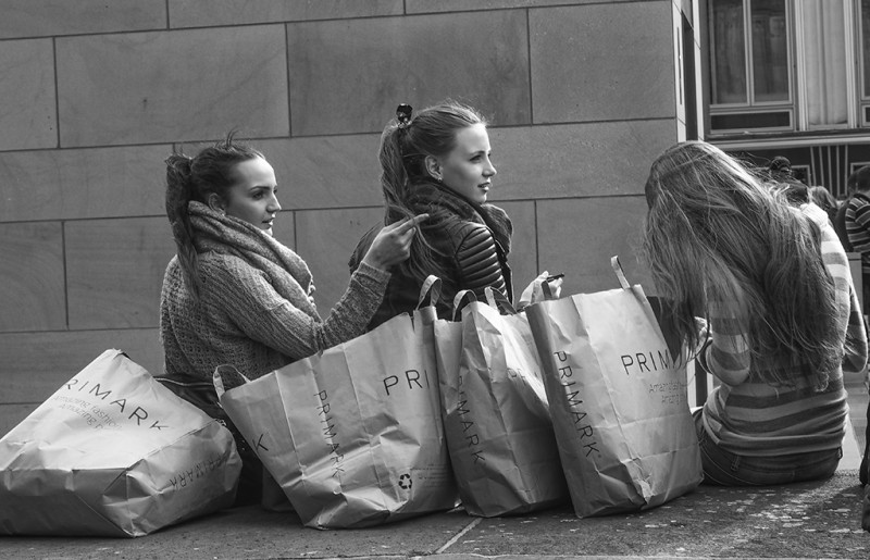 <p>Jóvenes clientas de la tienda de bajo coste.</p>
<p> </p>