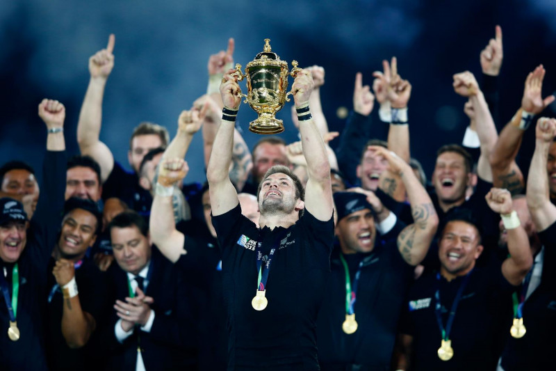 <p>El capitán <em>allblack</em>, Richie McCaw, levanta la Copa Webb Ellis como campeón del mundo</p>