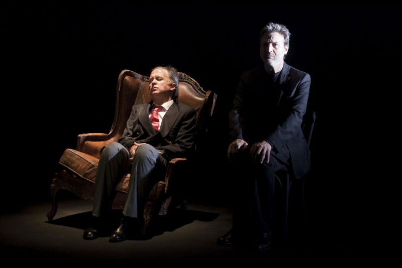 <p>Luis Bermejo, en el papel de Juan Carlos I y Alberto San Juan en una escena de la obra <em>El Rey.</em></p>