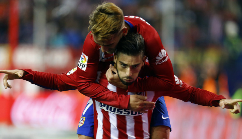 <p>Griezmann abraza a Carrasco en la celebración del gol de este último ante el Valencia CF (2-1)</p>