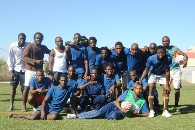 <p> El equipo azul posa al final de un partido.</p>