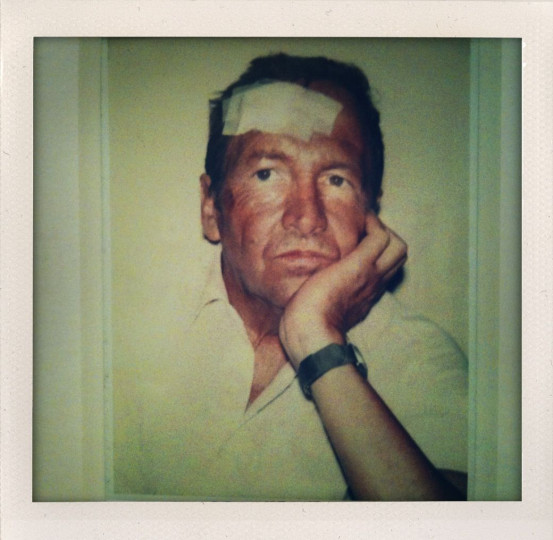 <p> Fotografía del pintor Robert Rauschenberg  realizada por  Andy Warhol.</p>