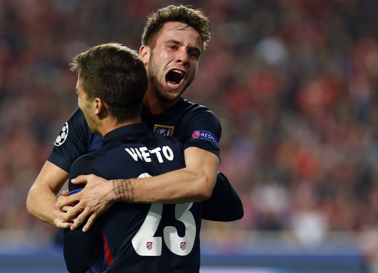 <p>Saúl celebra junto a Vietto uno de los goles conseguidos en Lisboa ante el Benfica (1-2)</p>