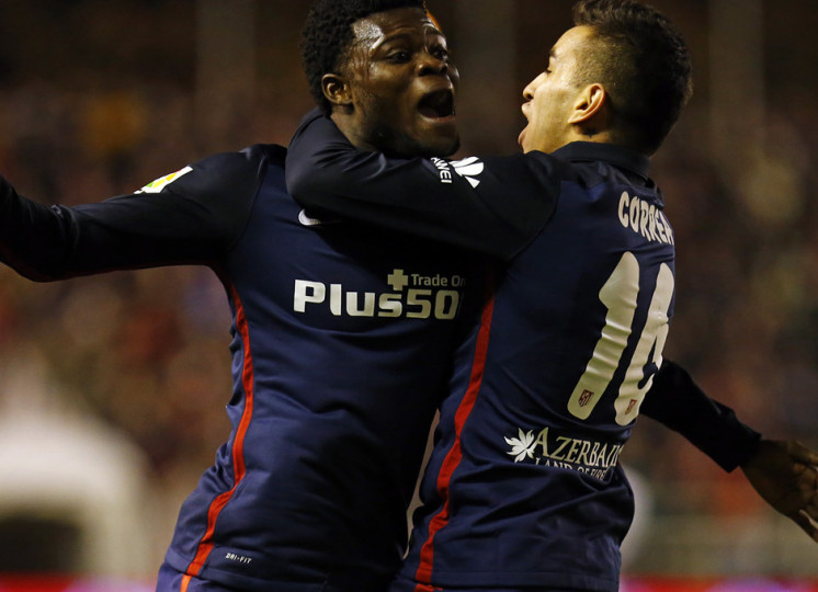 <p>Thomas celebra junto a Correa el gol conseguido por el primero frente al Rayo Vallecano (0-2)</p>