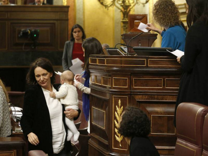 <p>Carolina Bescansa, con su bebé en brazos en la votación para elegir al presidente del Congreso.</p>