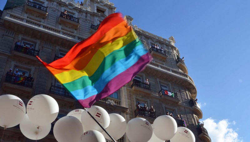 <p>Una bandera arcoíris ondea en la Gran Vía de Madrid, durante una de las manifestaciones estatales del Orgullo LGTB. </p>