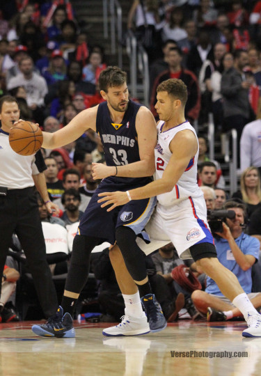 <p>Marc Gasol, protegiendo el balón ante Blake Griffin en el partido que enfrentó a Memphis Grizzlies y Los Angeles Clippers el día 30 de diciembre de 2013</p>