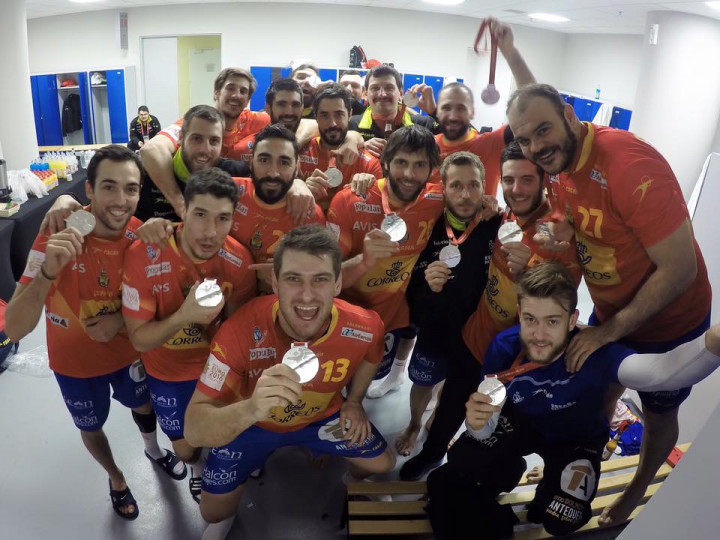 <p>Los integrantes de la selección española de balonmano, con la plata conseguida en el Europeo de Polonia</p>