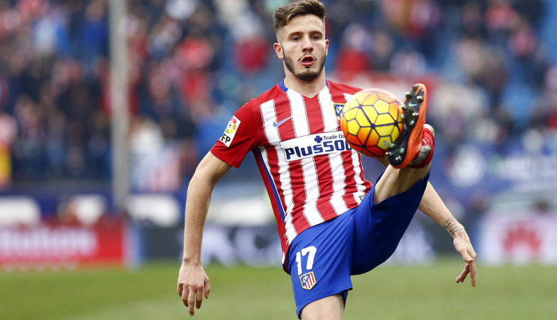 <p>Saúl Ñíguez trata de controlar un balón en el transcurso del Atlético de Madrid - Eibar (3-1)</p>