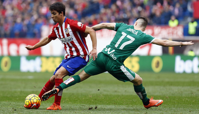 <p>Óliver Torres intenta eludir la presión de un rival durante el partido que disputó el Atlético de Madrid ante el Eibar (3-1)</p>