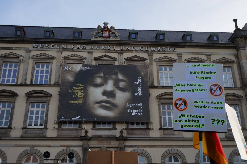 <p>¿Y si vuestros hijos os preguntan qué hicisteis para evitarlo, volveréis a decir que no sabíais nada? Cartel contra la llegada de refugiados a Alemania durante una concentración de AfD frente al Museo de Artes Aplicadas de Hamburgo, el pasado 1 de noviembre.</p>