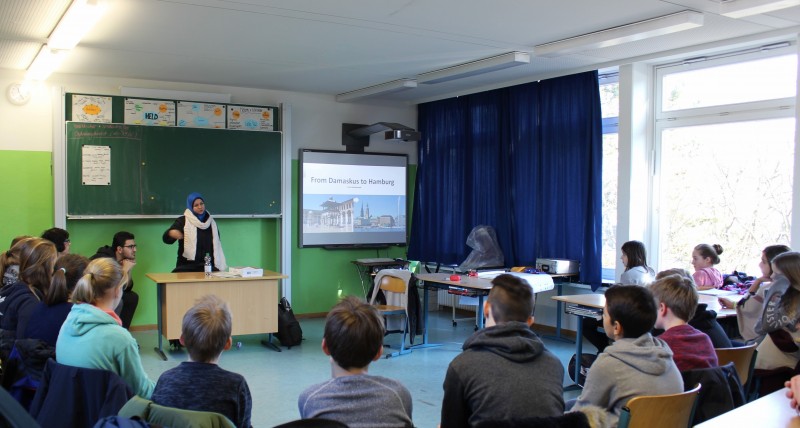 <p>Ruba Sulaimane durante un momento de su charla con los alumnos del instituto de secundaria Gymnasium Grotmoor de Hamburgo.</p>